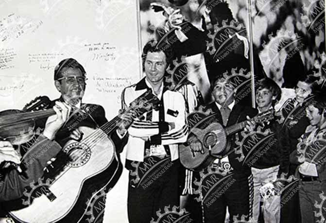Franz Beckenbauer escuchando al mariachi.